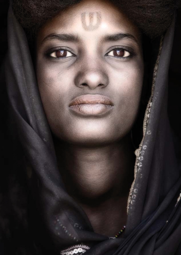 Twarzą Brave Festival 2012 jest Dahab, tajemnicza kobieta z tatuażem, pochodząca z afrykańskiego plemienia nomadów - Wodaabe, fot. Mario Gerth